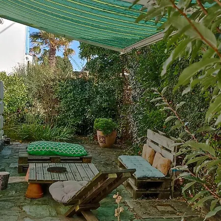 Casa de Férias Maison Et Jardin Proche Centre Et Plages